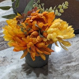 Pretty potted flower bouquet 💐 orange and yellow